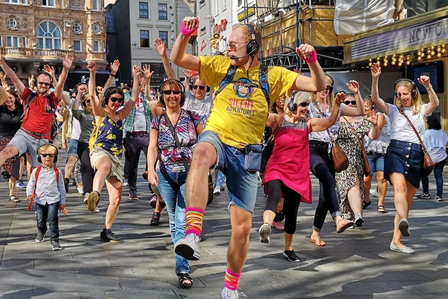 Manchester: Silent Disco Adventure Tour - Manchester as a Moving Dance Floor