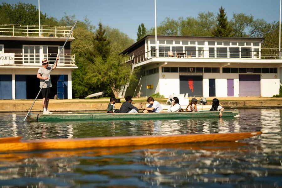 Oxford: Alumni-Led Walking & Punting Tour w/opt New College - Key points at a glance