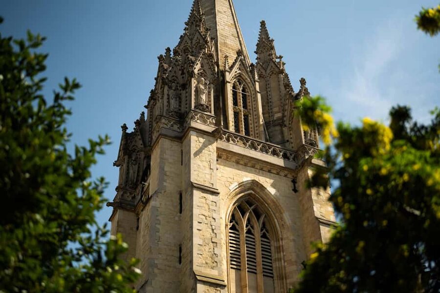 Oxford: Alumni-Led Walking & Punting Tour w/opt New College - A 90-minute walk through Oxford University