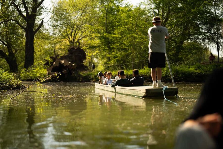 Oxford: Alumni-Led Walking & Punting Tour w/opt New College - Starting at Broad Street