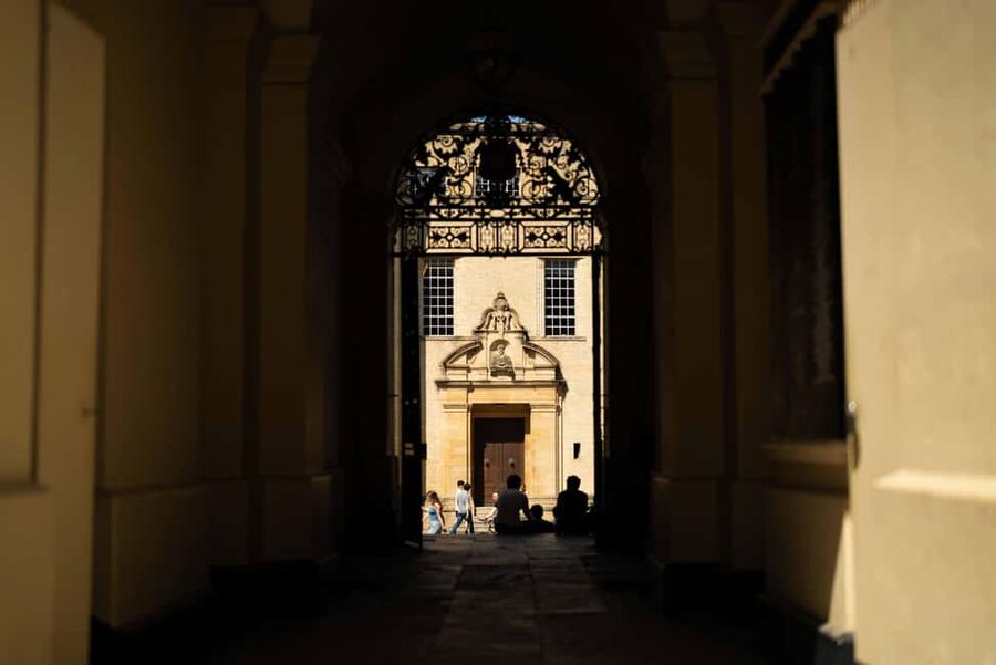 Oxford: Alumni-Led Walking Tour w/New College Entry Option - Key points at a glance