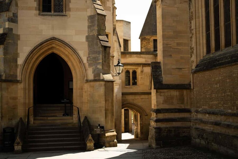 Oxford: Harry Potter Film Tour Led by University Alumni - The value of an alumni guide
