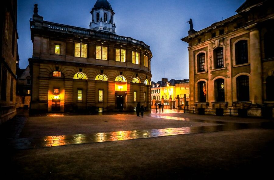 Oxford Official Ghost Tour - Oxford’s darker side begins in the city center
