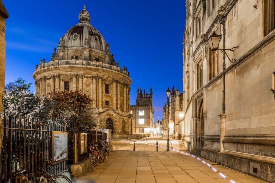 Oxford Official Ghost Tour - Famous landmarks look different after sunset