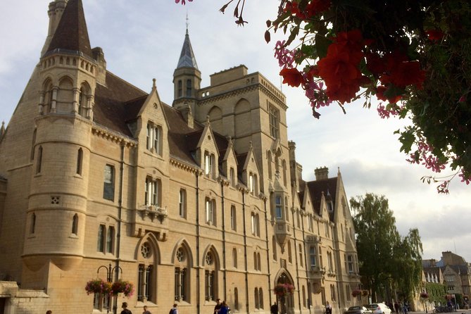Oxford Official University & City Tour - Sheldonian Theatre and the stone heads