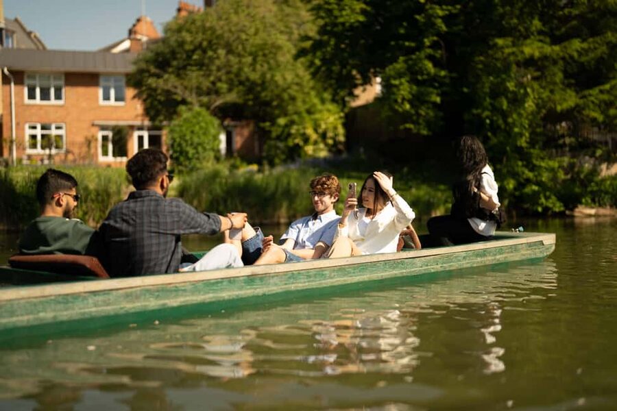 Oxford: Punting Tour on the River Cherwell - Setting off from Magdalen Bridge Boathouse