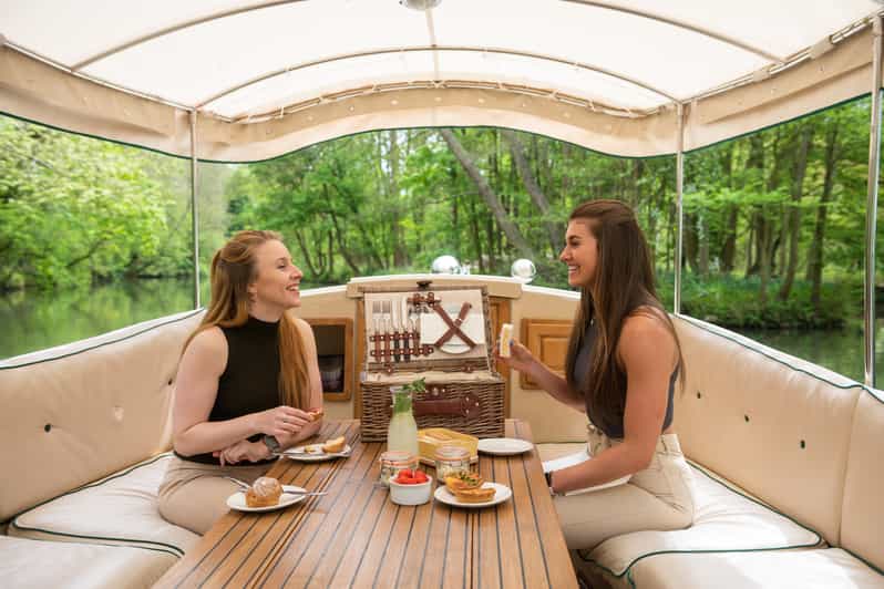 Oxford: Scenic Sightseeing Cruise with Gourmet Picnic - Passing through the lock