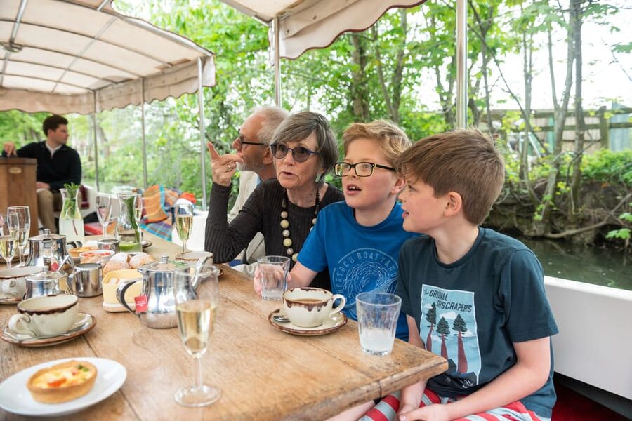 Oxford: Scenic Sightseeing Cruise with Gourmet Picnic - The riverside stop at an old inn