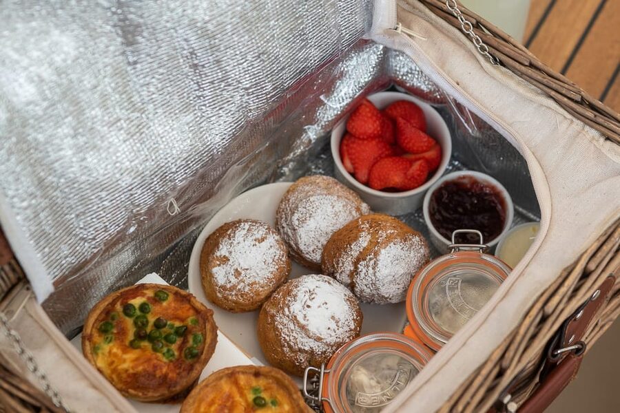 Oxford: Scenic Sightseeing Cruise with Gourmet Picnic - What comes in the picnic basket