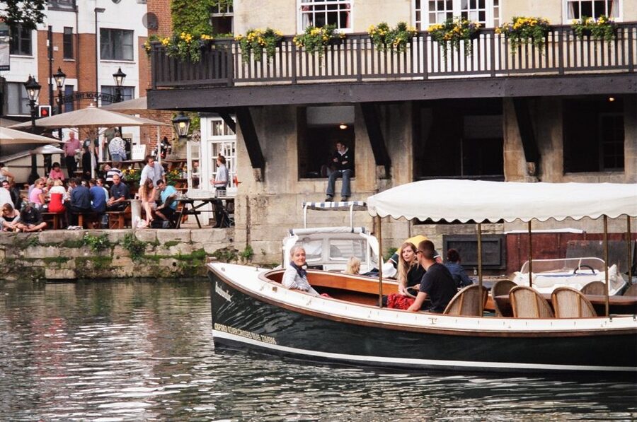 Oxford: Sightseeing River Cruise - Rowing houses, punts and the working Isis
