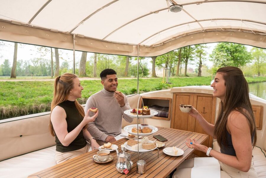 Oxford: Sightseeing River Cruise with Afternoon Tea - Through Iffley Lock