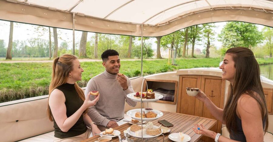 Oxford: Sightseeing River Cruise with Afternoon Tea - Water meadows, willow trees, and a slower pace