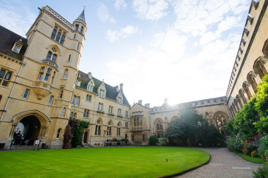 Oxford: University and City Walking Tour with Alumni Guide - Why an Oxford student guide changes the walk