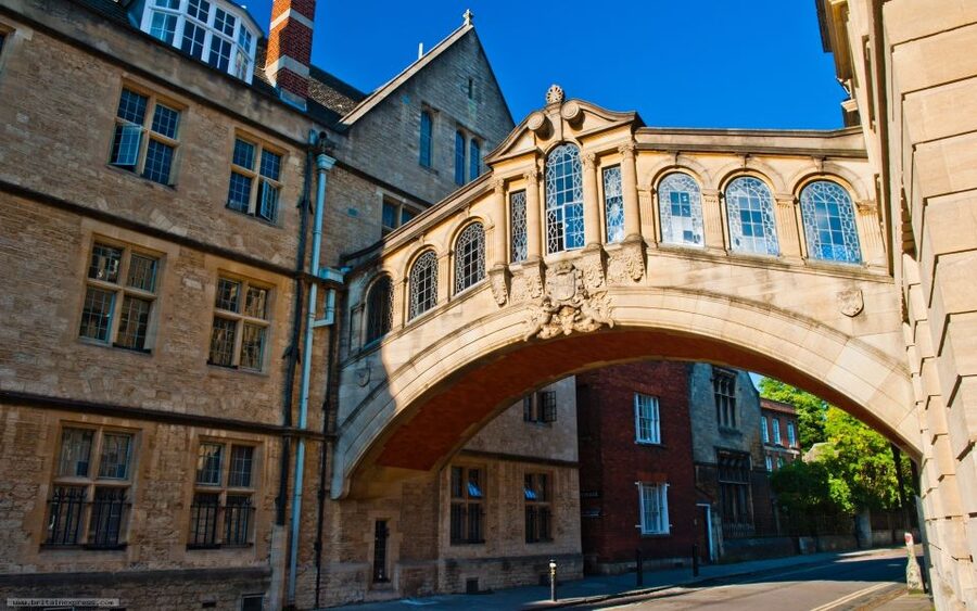 Oxford: University and City Walking Tour with Alumni Guide - What the two-hour walk feels like