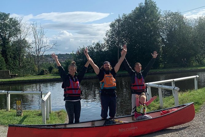Pontcysyllte Aqueduct Canoe Tours in Llangollen - Crossing the aqueduct with the group