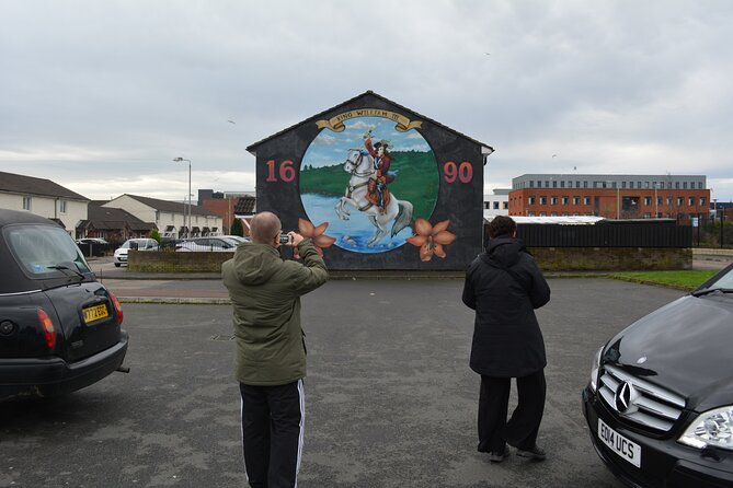Private 1 Hour Belfast Taxi cab Tour - Divis and Falls Road Library