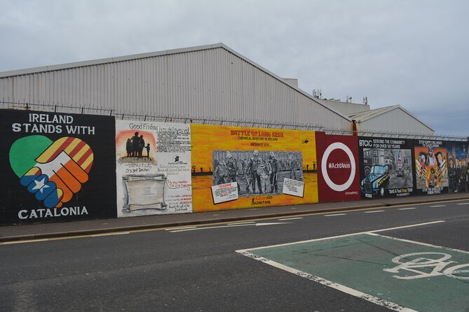 Private 1 Hour Belfast Taxi cab Tour - The guides are central to the experience