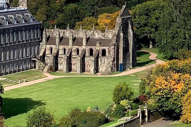 Private Edinburgh Full Day Guided Tour in a Black Cab LEVC TX - Holyroodhouse, Parliament, and Arthur’s Seat