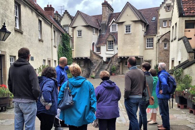 Private Royal Mile walking tour - Discover the history of our most famous street - Following the Royal Mile toward Edinburgh Castle