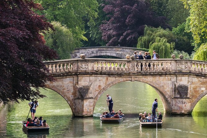 Punting Tour in Cambridge - St. John’s College and the Covered Bridge