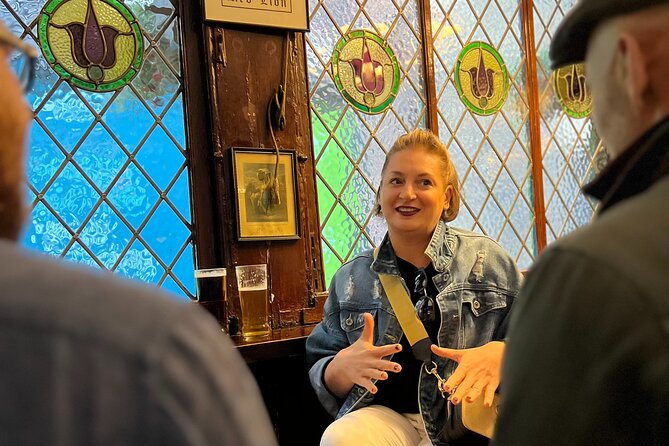 Royal Historic Pubs Walking Guided Tour in London - Group size and the social side