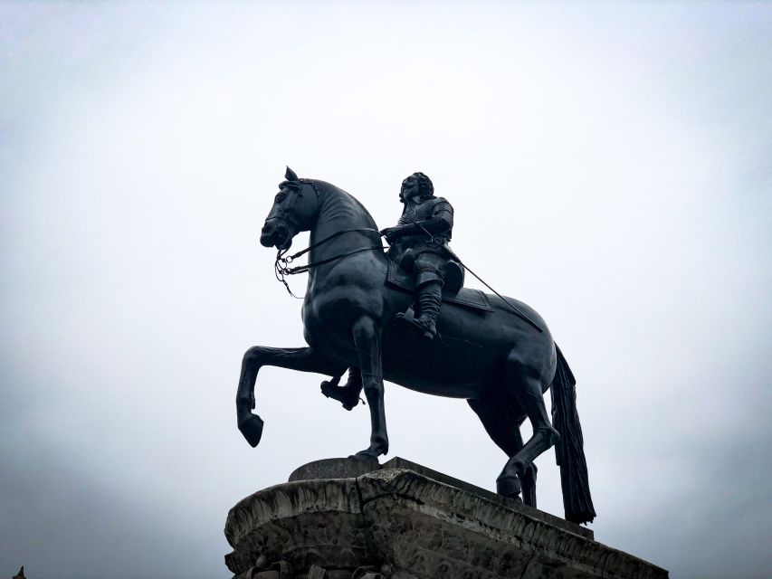 Royal London: from Saxons to Tudors & Stuarts Walking Tour - Why this royal walk is different from a palace visit