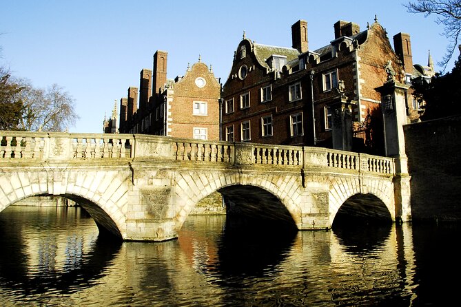 Shared Guided Punting Tour of Cambridge - Magdalene College and the oldest bridge
