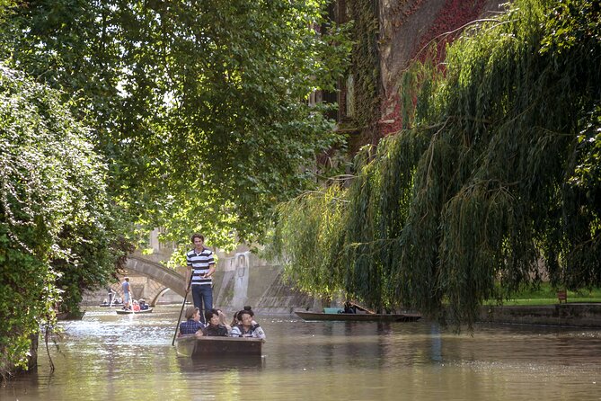 Shared Guided Punting Tour of Cambridge - Wooden bridges, wealthy colleges, and the final stretch