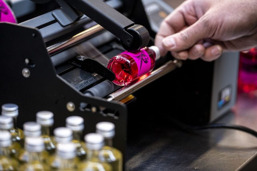 Sheffield: Gin Distillery Tasting Visit with Guided Tour - The first taste: a Locksley G&T