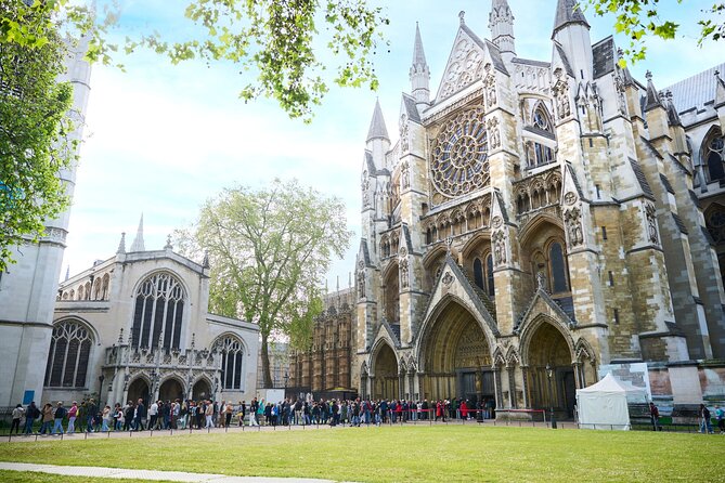 Skip the Line Tower of London & Westminster Tour and River Cruise - Buckingham Palace and the changing guards