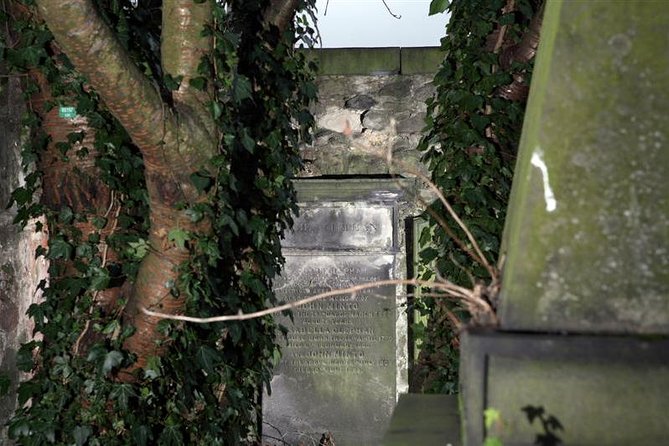 Small Group Edinburgh Underground Vaults & Graveyard Ghost Tour - The Stories Make the Vaults Work