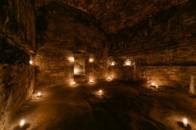 Small Group Ghost Tour incl. Underground Vaults & free drink in Megget's Cellar - Mercat Cross and the Edinburgh mob
