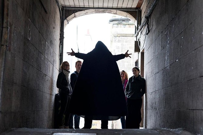 Small Group Ghost Tour incl. Underground Vaults & free drink in Megget's Cellar - Old Town closes, witchcraft, and dark tales