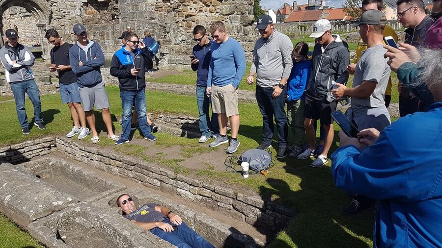 St Andrews: Town, Golf, and Old Course History Tour - Guide style and group experience
