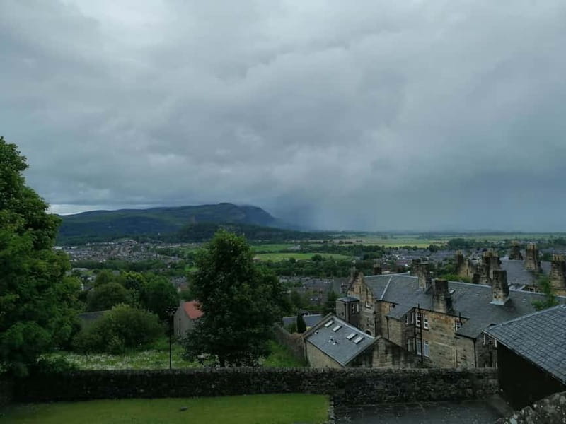 Stirling: Daily Guided Walking Tour (11am & 2pm) - Walking toward Stirling Castle