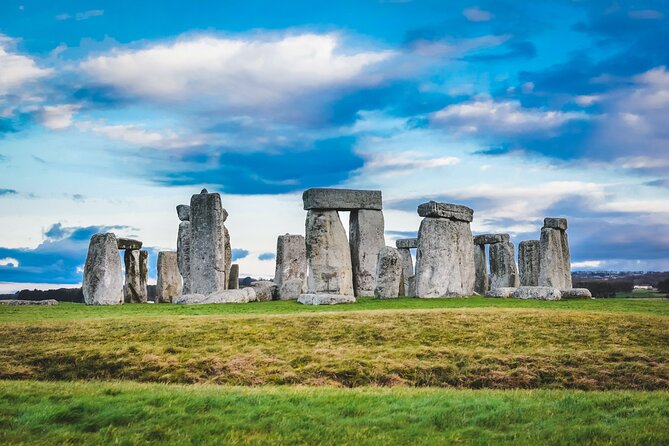 Stonehenge & the Cotswolds Including Admission from Bath - Two hours among the stones at Stonehenge