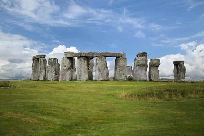 Stonehenge, Windsor Castle and Bath Full Day Guided Tour - Stonehenge: the easiest stop to measure