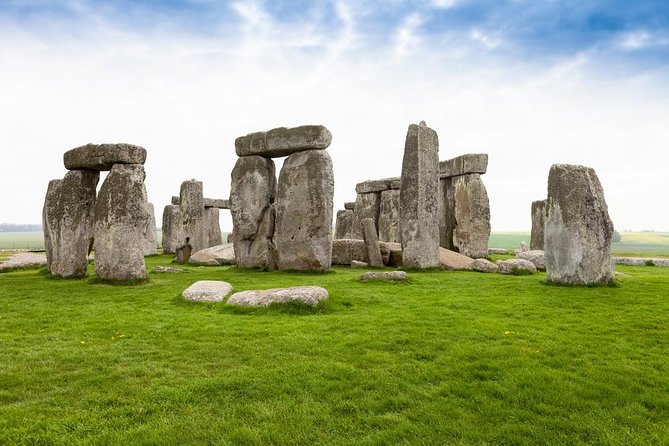 Stonehenge, Windsor Castle and Bath with Pub Lunch in Lacock - Four famous English stops without four separate plans