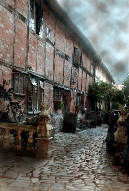 Stratford-upon-Avon: Lantern-Lit Ghost Tour at Tudor World - Why the costumed guide matters