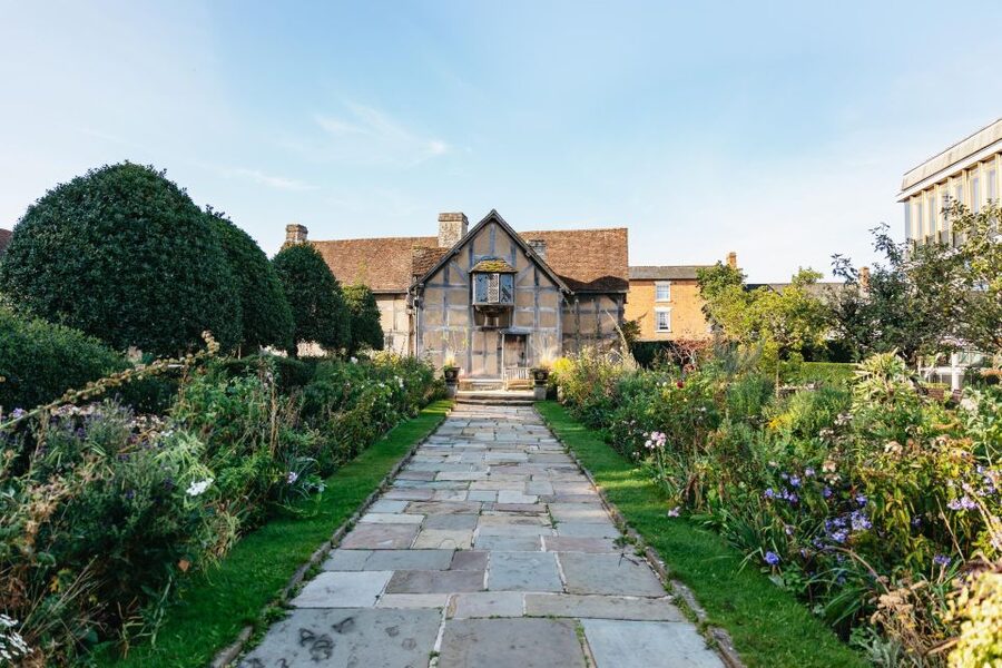 Stratford-upon-Avon: Shakespeare's Birthplace Ticket - Smartphone videos and room-by-room interpretation