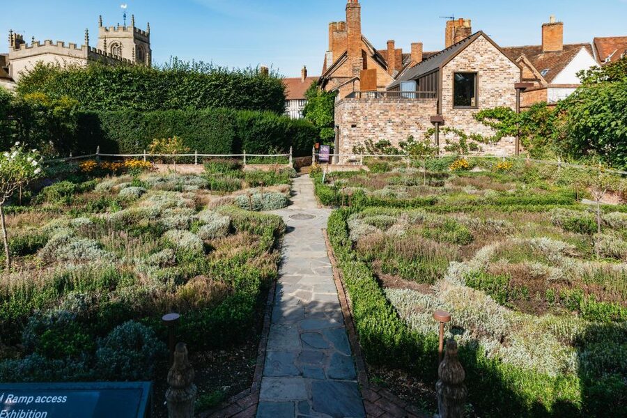 Stratford-upon-Avon: Shakespeare's Birthplace Ticket - The garden, plants, and occasional outdoor theatre