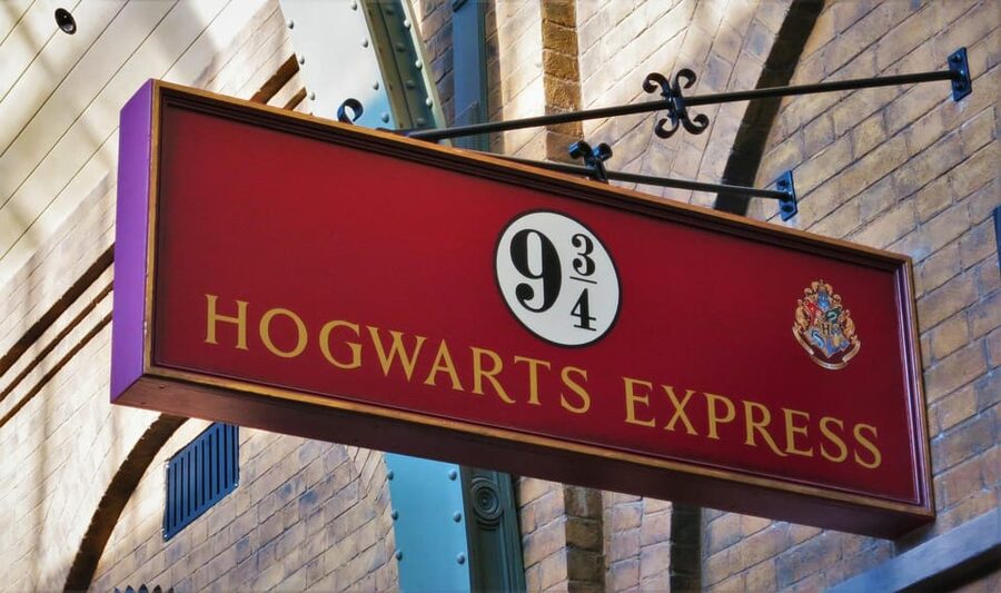 The most complete and exclusive Harry Potter tour in London - Kings Cross and the official Platform 9 3/4 shop