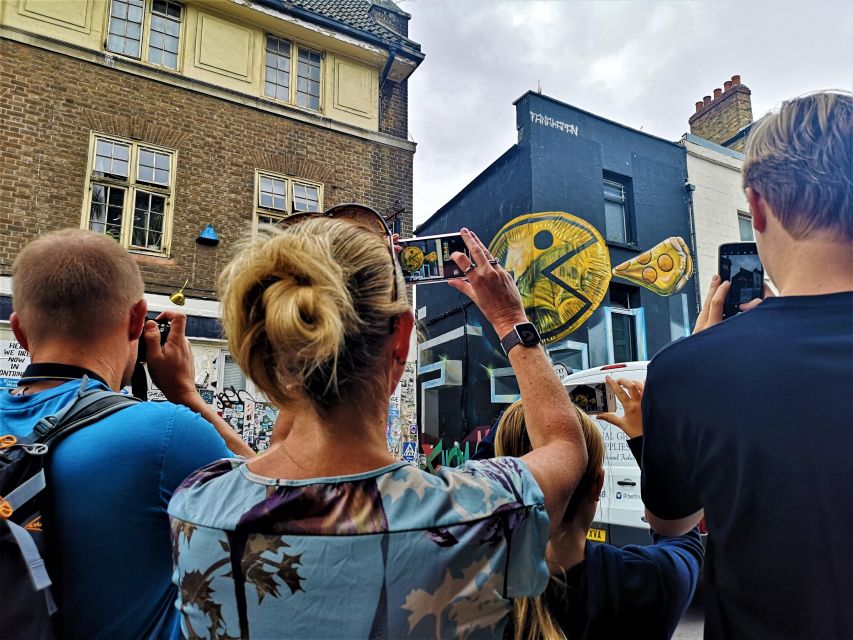 The Original London Street Art Tour (French) - Reading the walls with a French-speaking guide