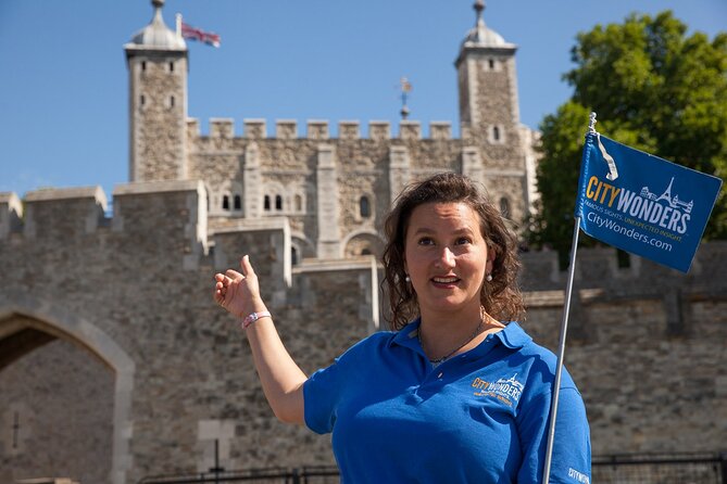 Tower of London: Crown Jewels & Beefeater Opening Ceremony - What the guide does, and what you do alone