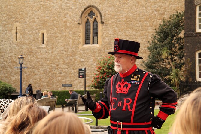 Tower of London: Crown Jewels & Beefeater Opening Ceremony - The guides can make the pace work