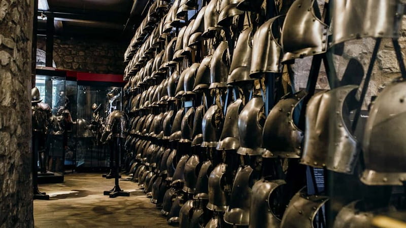 Tower of London Tour with Crown Jewels, plus River Cruise - Torture displays and the final days of prisoners