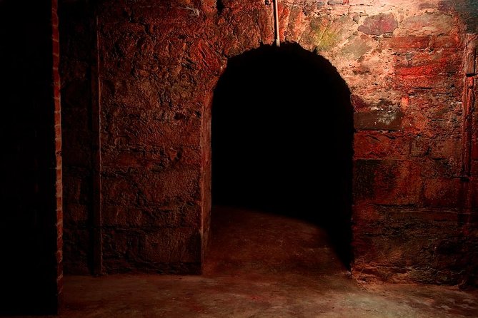 Underground Vaults Walking Tour in Edinburgh Old Town - Group size and the guide’s role