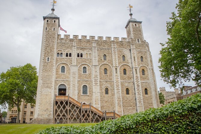 VIP Tower of London and Crown Jewels Tour with Private Beefeater Meet & Greet - Exploring the Tower grounds and Tower Green