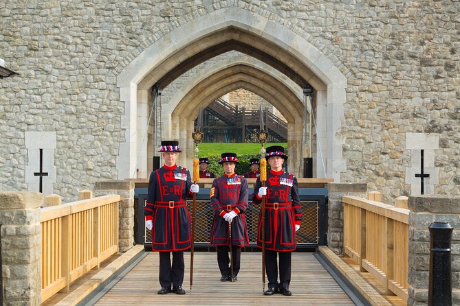 VIP Tower of London and Crown Jewels Tour with Private Beefeater Meet & Greet - Early entry and meeting at Tower Place