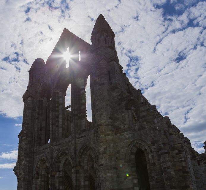 Whitby: Whitby Abbey Ticket - Arriving above Whitby’s harbor